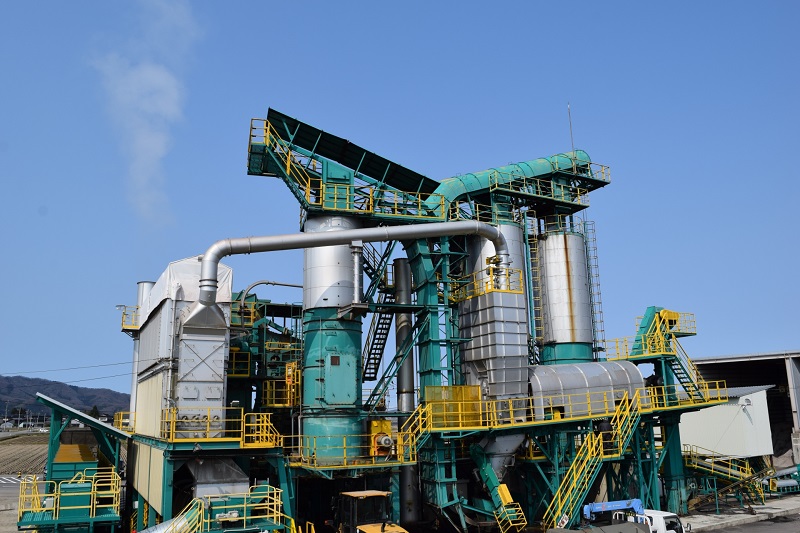 プラント工場での作業スタッフおよび工事車両オペレーター